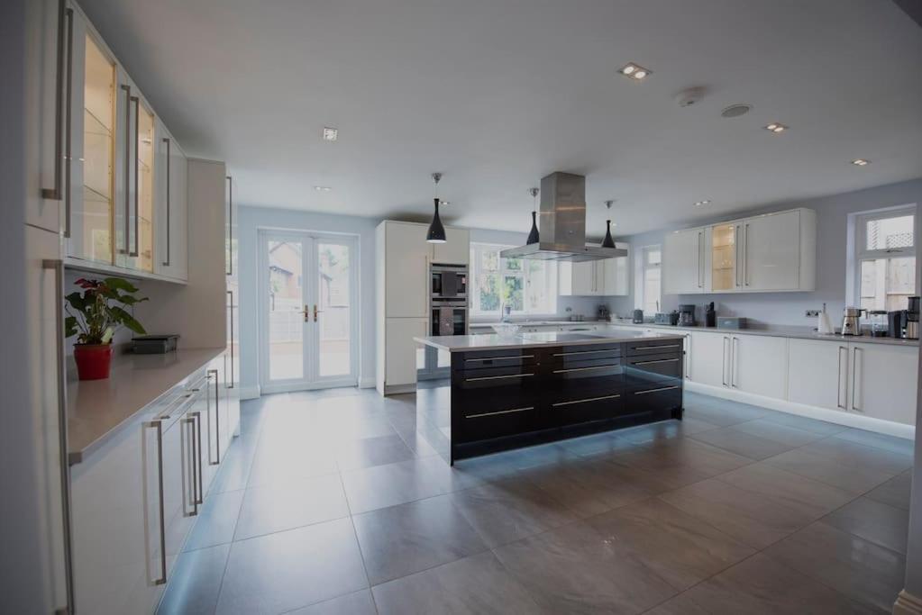 Luxury 6 Bedroom House With Parking - Northwood Northwood  Εξωτερικό φωτογραφία