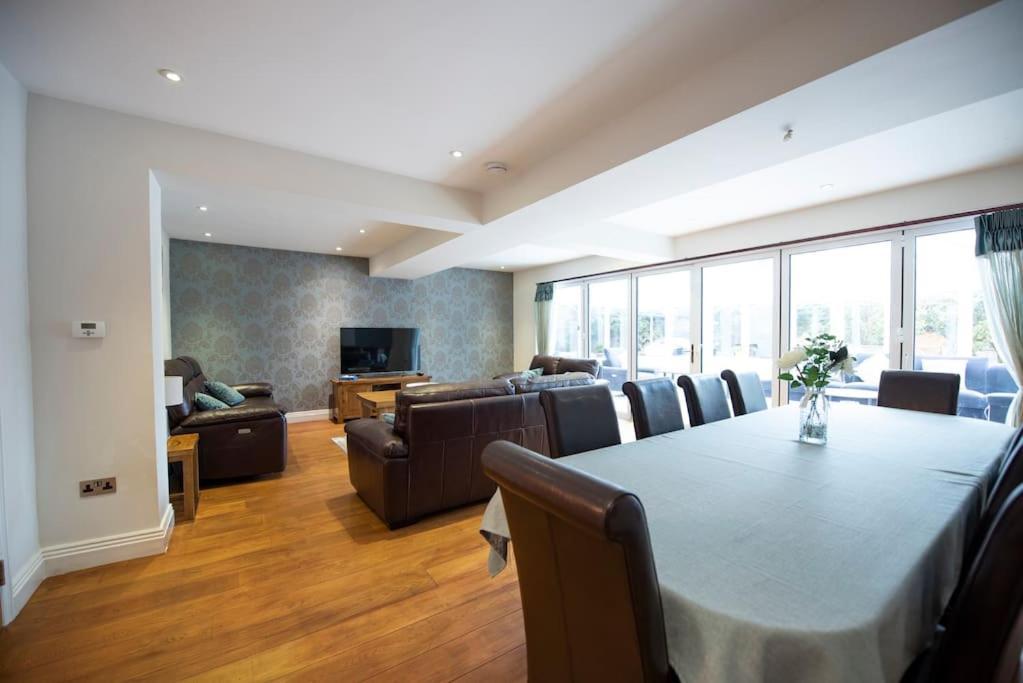 Luxury 6 Bedroom House With Parking - Northwood Northwood  Εξωτερικό φωτογραφία