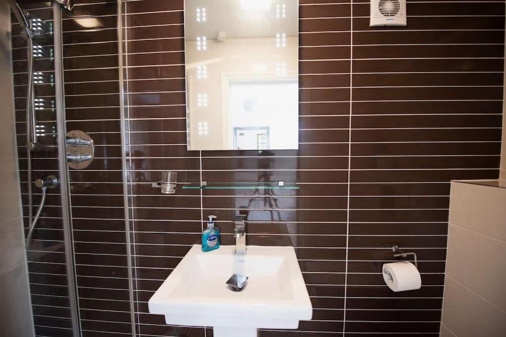 Luxury 6 Bedroom House With Parking - Northwood Northwood  Εξωτερικό φωτογραφία
