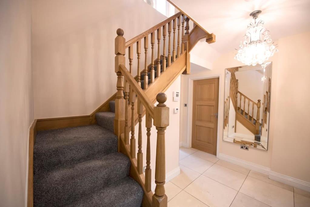 Luxury 6 Bedroom House With Parking - Northwood Northwood  Εξωτερικό φωτογραφία